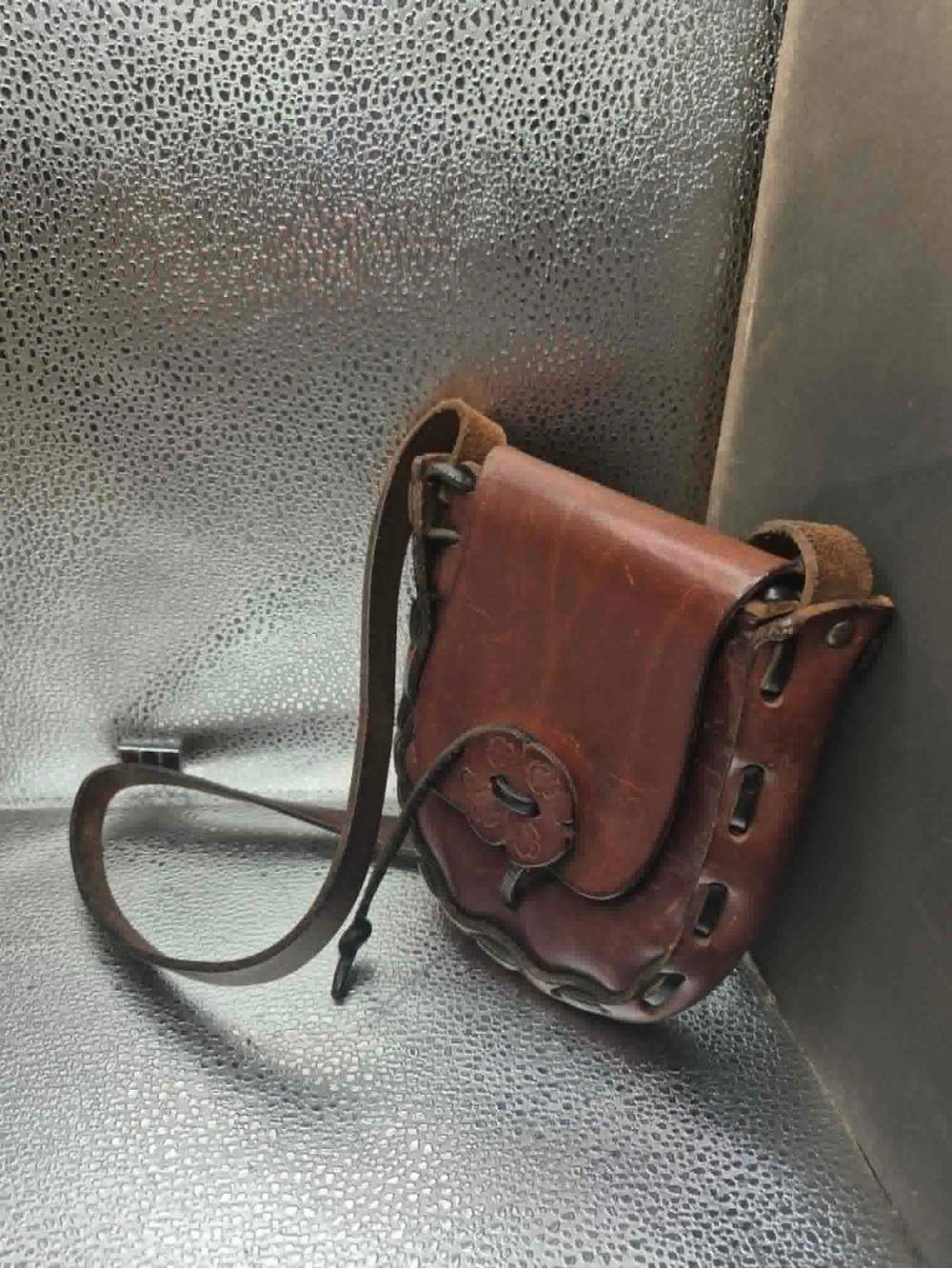 Vintage 1960s/70s Genuine Leather Crossbody Shoulder Bag /Satchel Flower Clasp